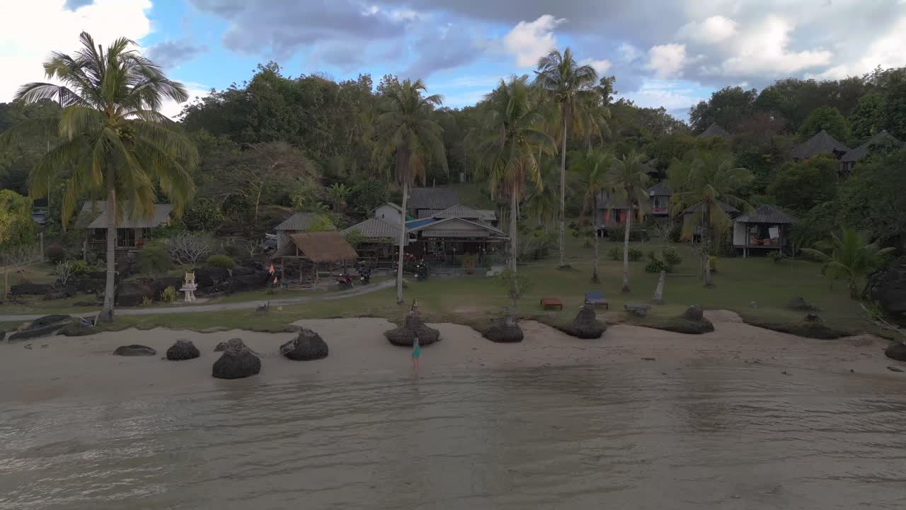 해변에서 저녁에 녹색 드레스를 입은 소녀