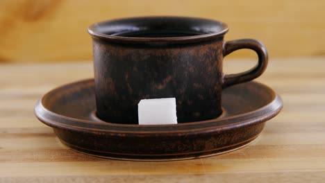 Café-Negro-Servido-En-Taza-Marrón