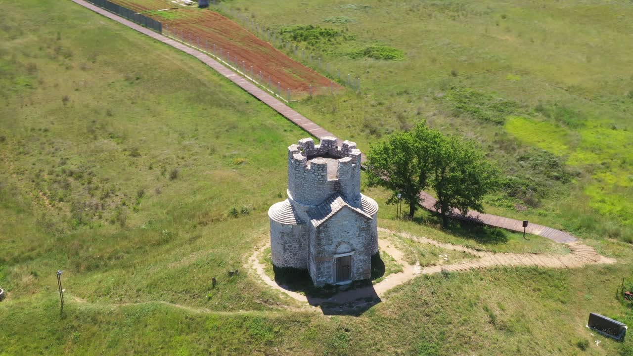 iglesia medieval de piedra de san nicolás (sveti nikola) del siglo xii cerca de nin, dalmacia, croacia