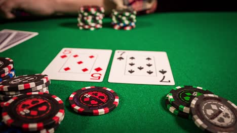 jugador de póquer colocando una apuesta