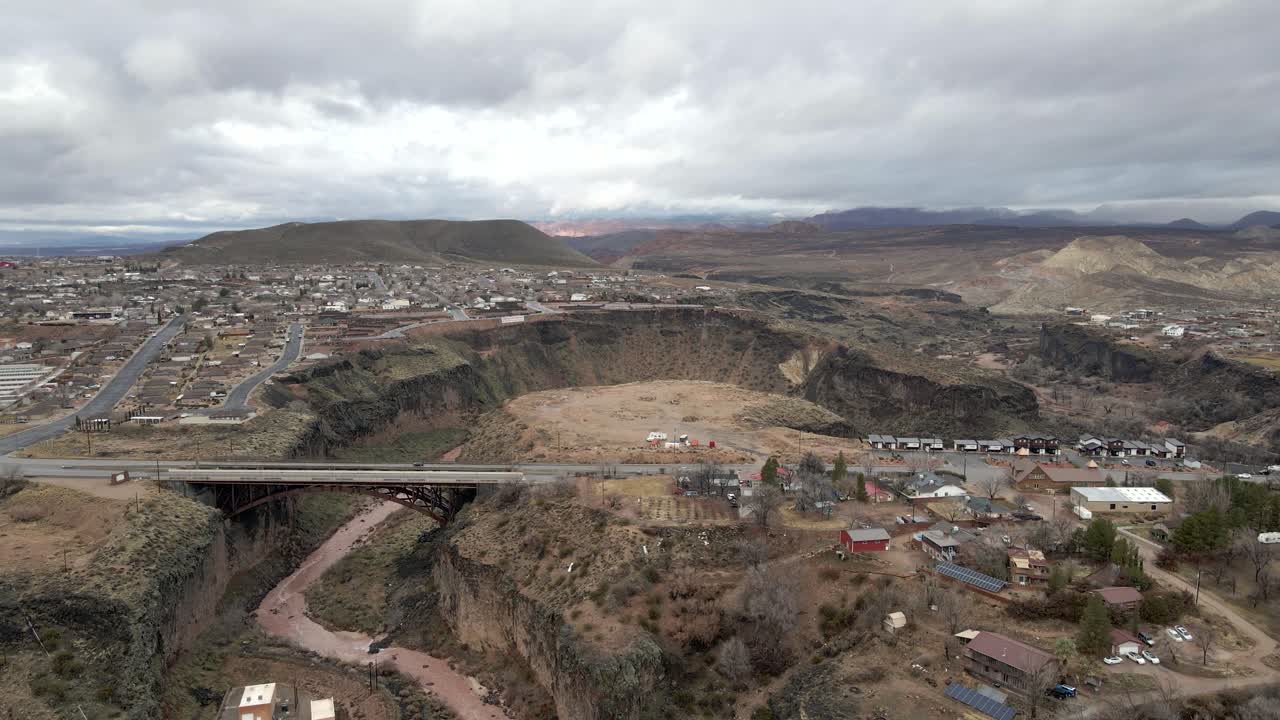 puente sobre el río virgen en la verkin, utah con una panorámica aérea revelada de la ciudad