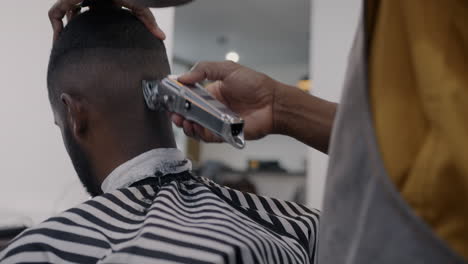 un hombre se corta el cabello en una barbería.