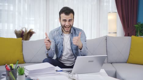 Portrait-of-freelance-businessman-in-amazement-and-amazement.