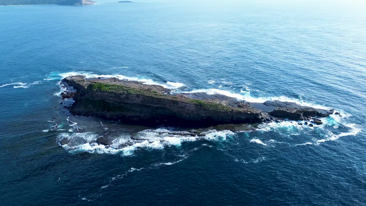 paisaje aéreo de drones de la isla de la avispa costa oceánica cabecera de arrecife rocas en la bahía de batemans sur durras australia olas naturaleza viajes turismo buceo vacaciones