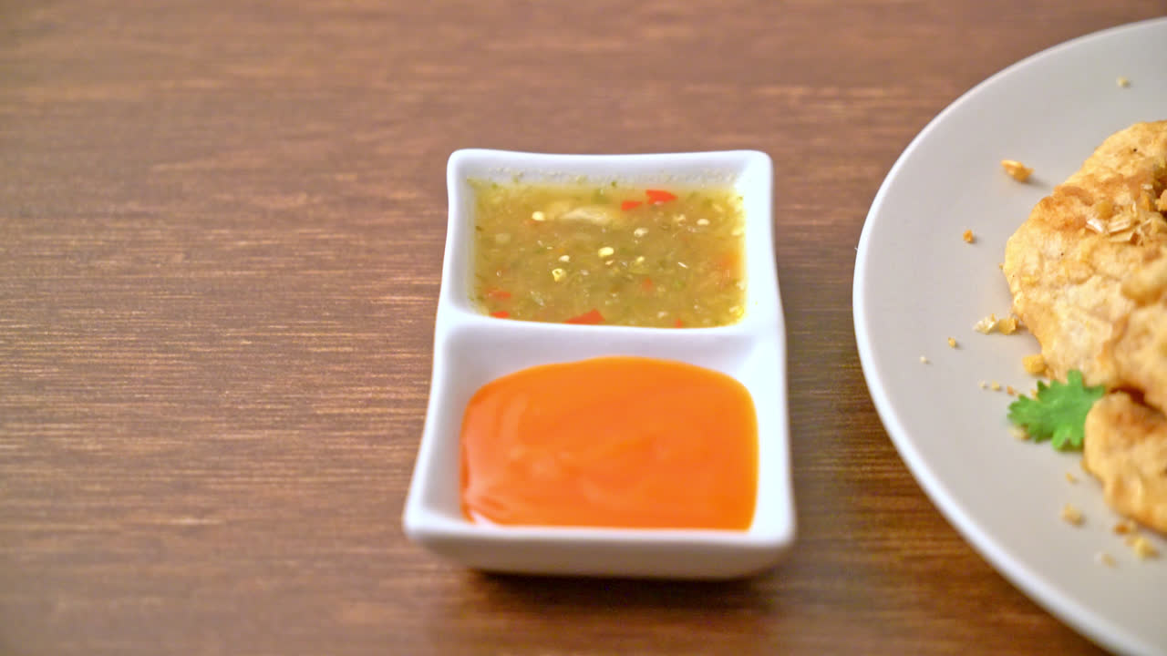 Pescado frito con ajo en un plato