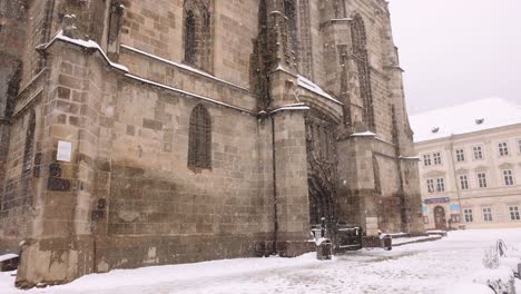 La-Iglesia-Negra-Durante-La-Tormenta-De-Nieve-En-Brasov,-Transilvania-Sudoriental,-Rumania