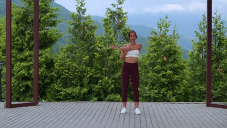 mujer estirándose al aire libre en un parque