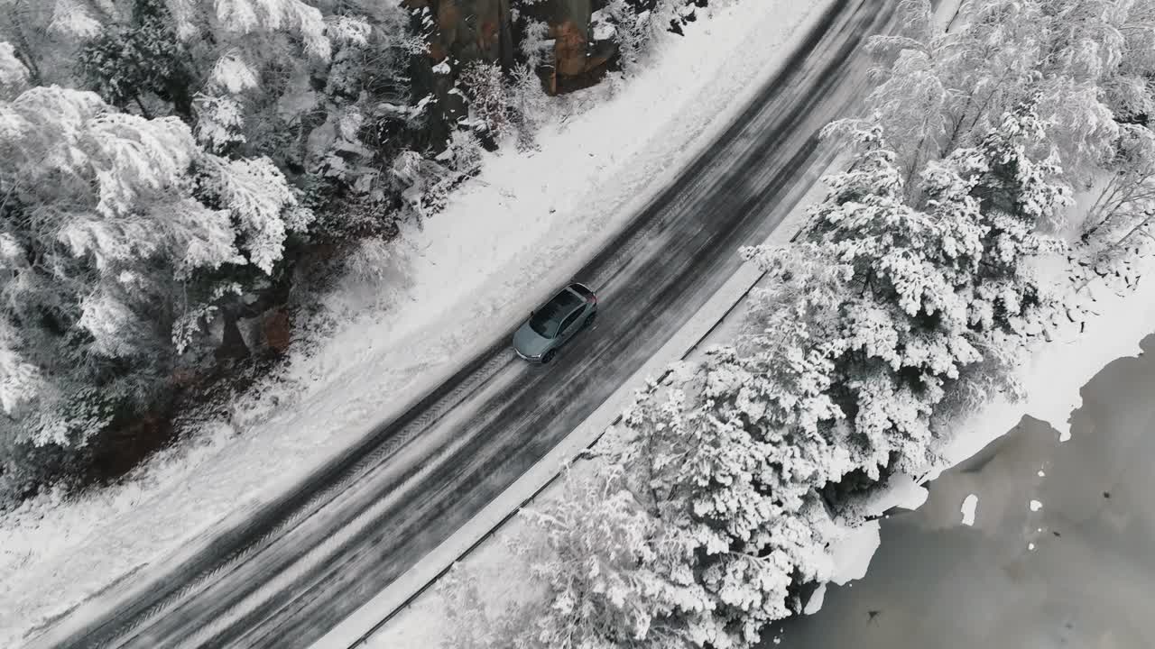 imágenes de aviones no tripulados de automóviles conduciendo en el camino del bosque de invierno