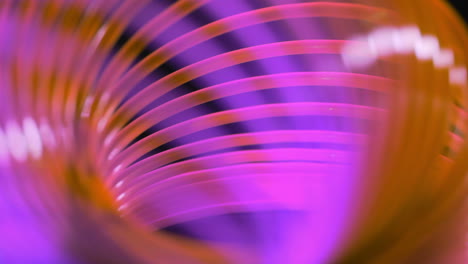 juguete de plástico macro. líneas espirales coloridas de fondo