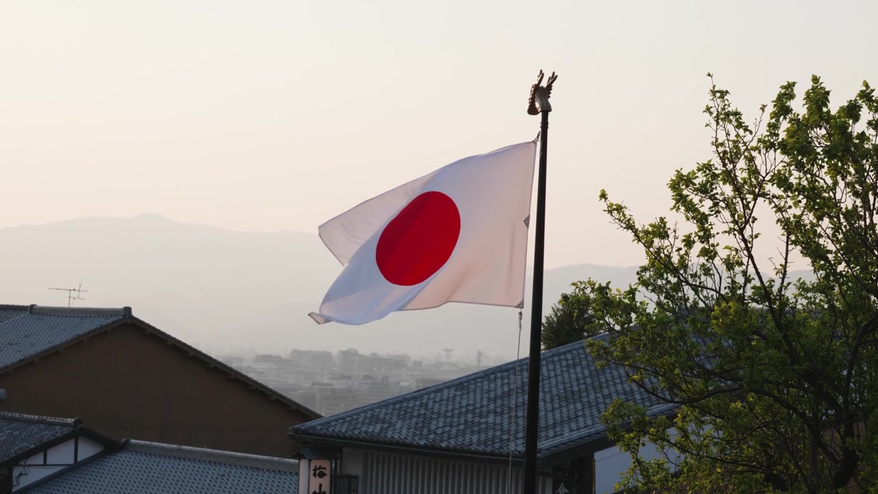 Bandiera giapponese che sventola al vento al tramonto nella città di Kyoto, Giappone