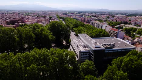 Vista-Aérea-De-La-Galería-Lafayette-En-Perpignan-Con-La-Montaña-Canigou-En-El-Fondo-Y-El-Impresionante-Paisaje-Urbano