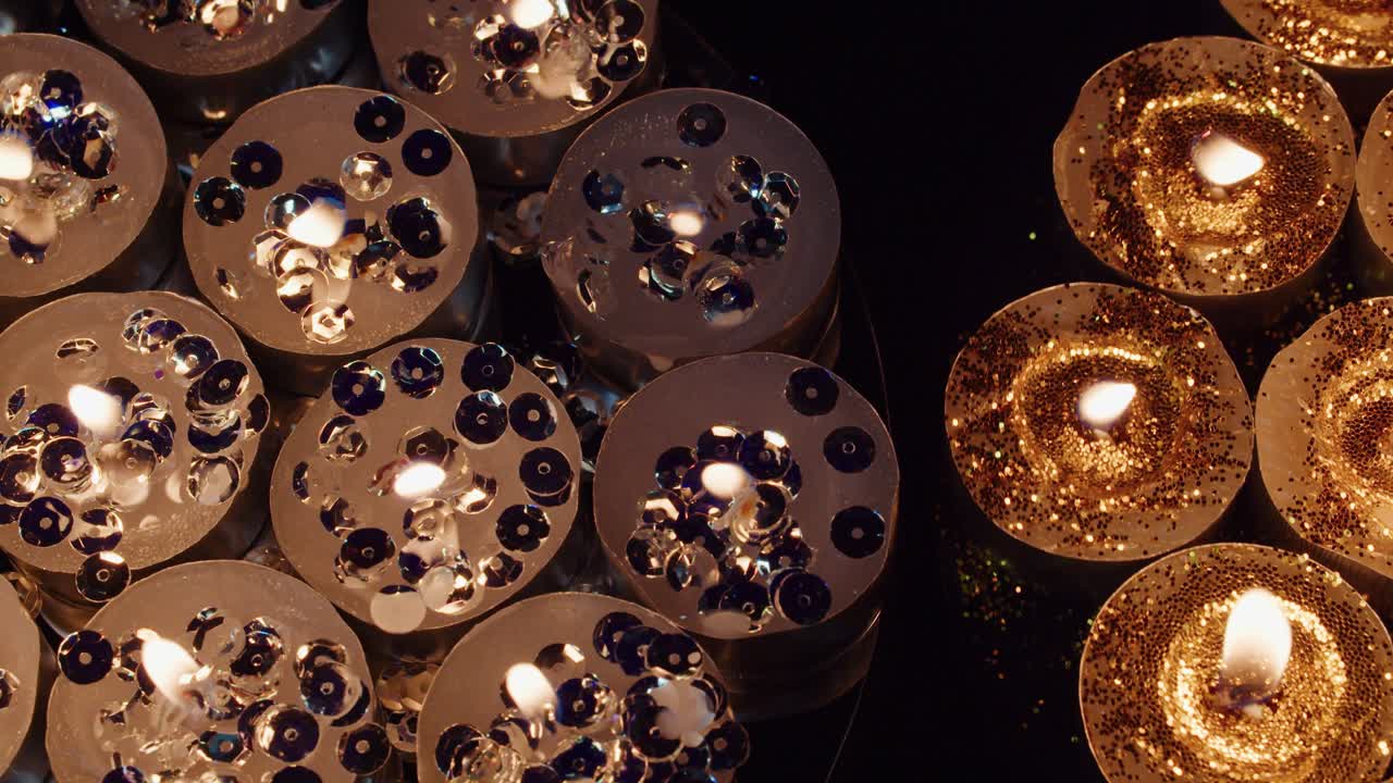 찻잔 반짝이 양초의 배경은 축하, 종교, 기념일 축제를 위해 노란색 금빛으로 빛난다