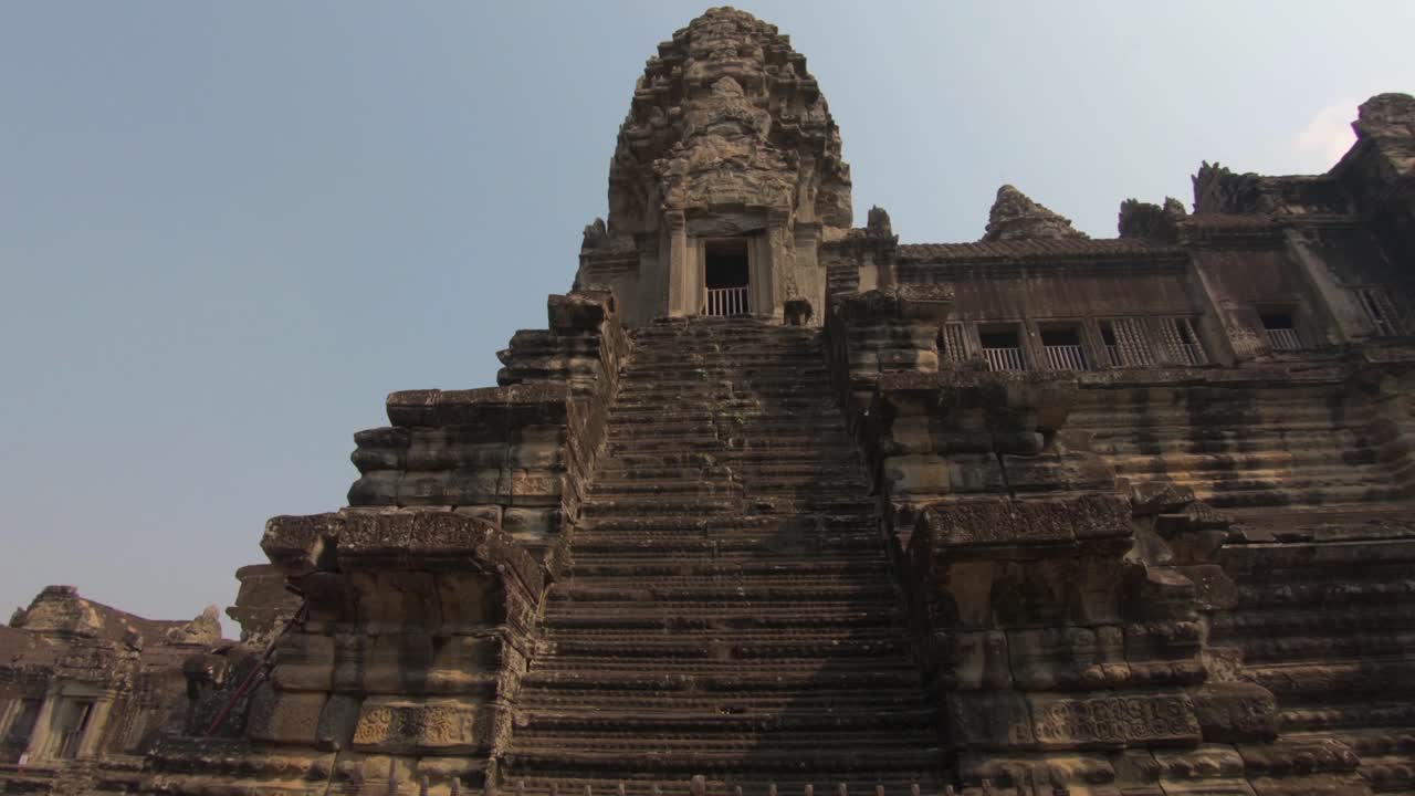 cacerola lenta hacia abajo de una escalera que es parte de los antiguos templos de angkor wat, camboya