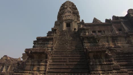 Cacerola-Lenta-Hacia-Abajo-De-Una-Escalera-Que-Es-Parte-De-Los-Antiguos-Templos-De-Angkor-Wat,-Camboya