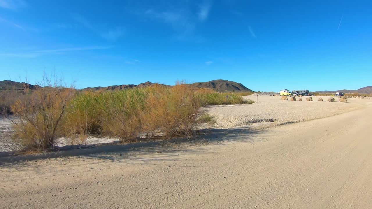 미트리 호수의 캠프장을 지나 비포장도로에서 운전하는 pov - 애리조나 유마