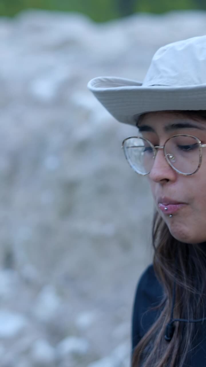 Ritratto ravvicinato di una donna con cappello e occhiali