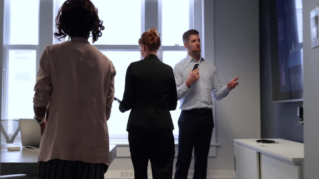 Business professionals working in a modern office&acirc;&euro;&uml;