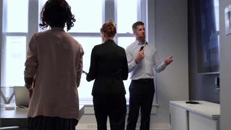 profesionales de negocios que trabajan en una oficina moderna