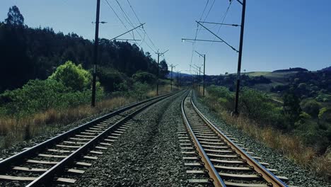 imágenes de drones en movimiento hacia adelante de las vías del tren en una zona rural de sudáfrica