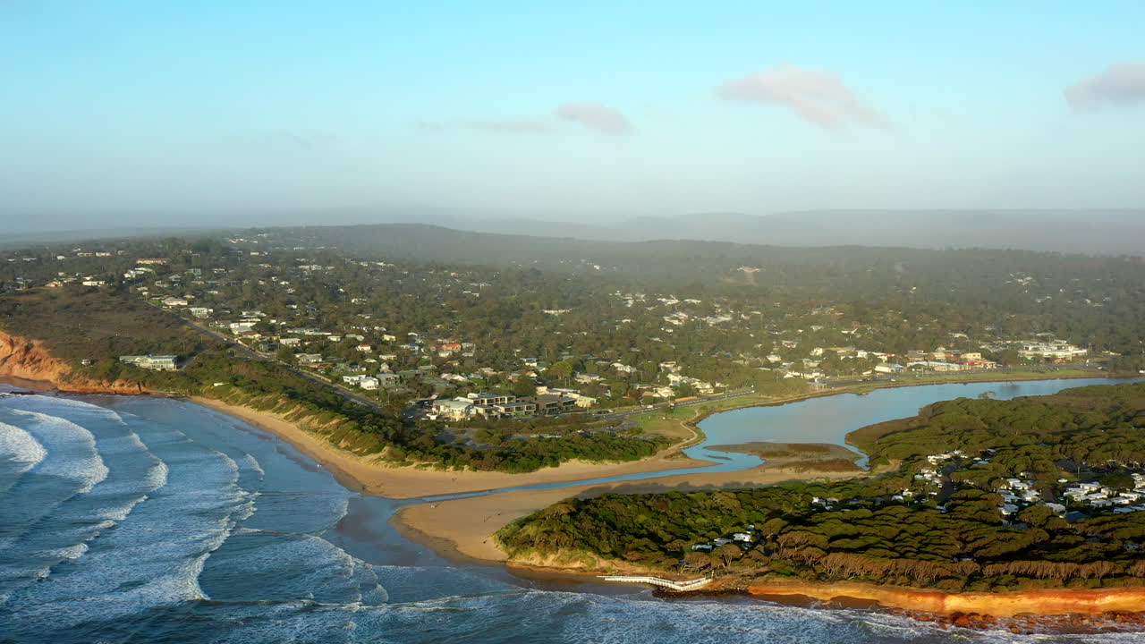 mañana soleada aérea sobre la ciudad costera de anglesea, australia