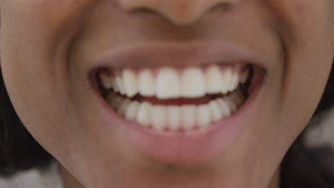Nahaufnahme-Des-Mundes,-Lächelnde,-Glückliche-Afroamerikanische-Frau