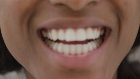 cerrar la boca sonriendo feliz mujer afroamericana