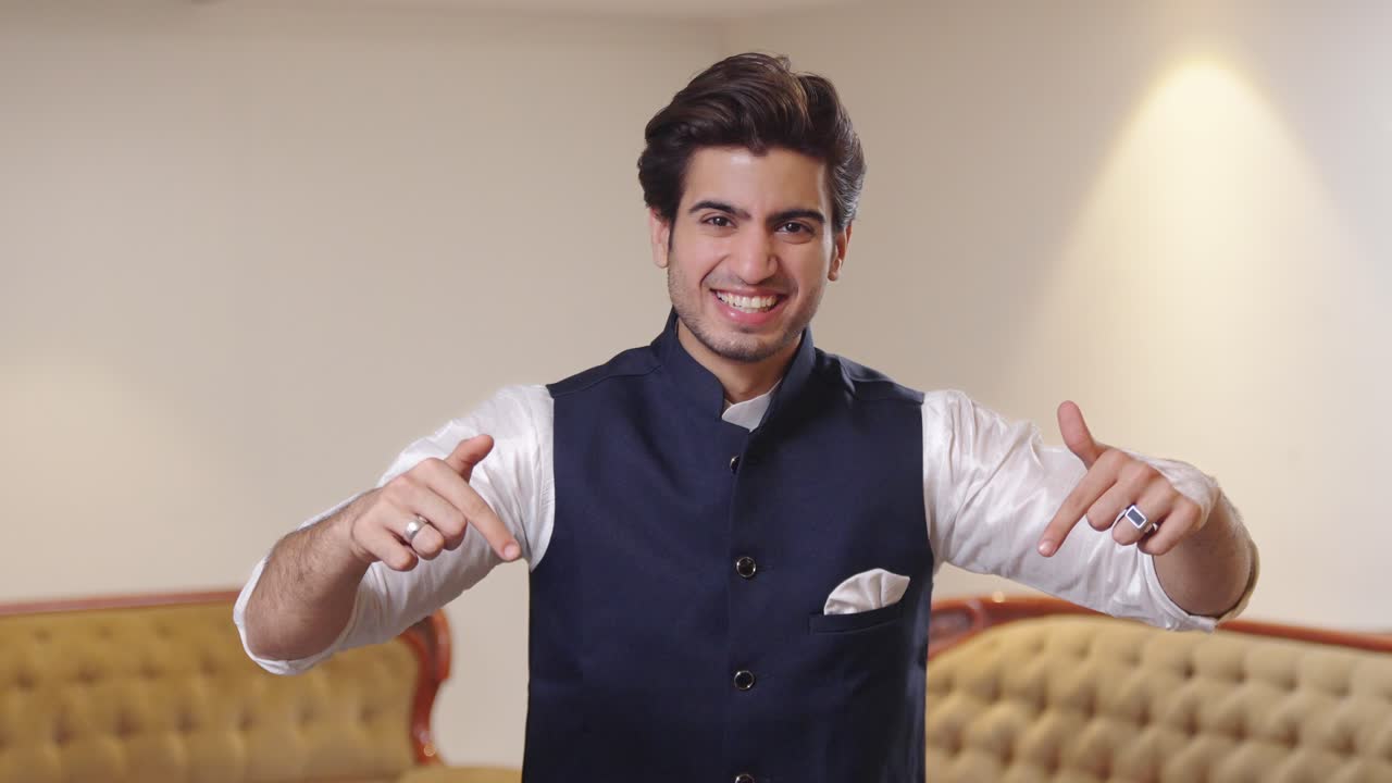 youtuber indio pidiendo como compartir suscribirse