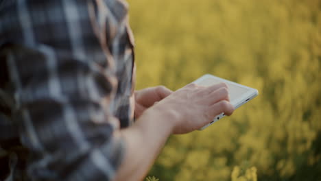 Agrónomo-Usando-Tablet-Pc-En-La-Granja