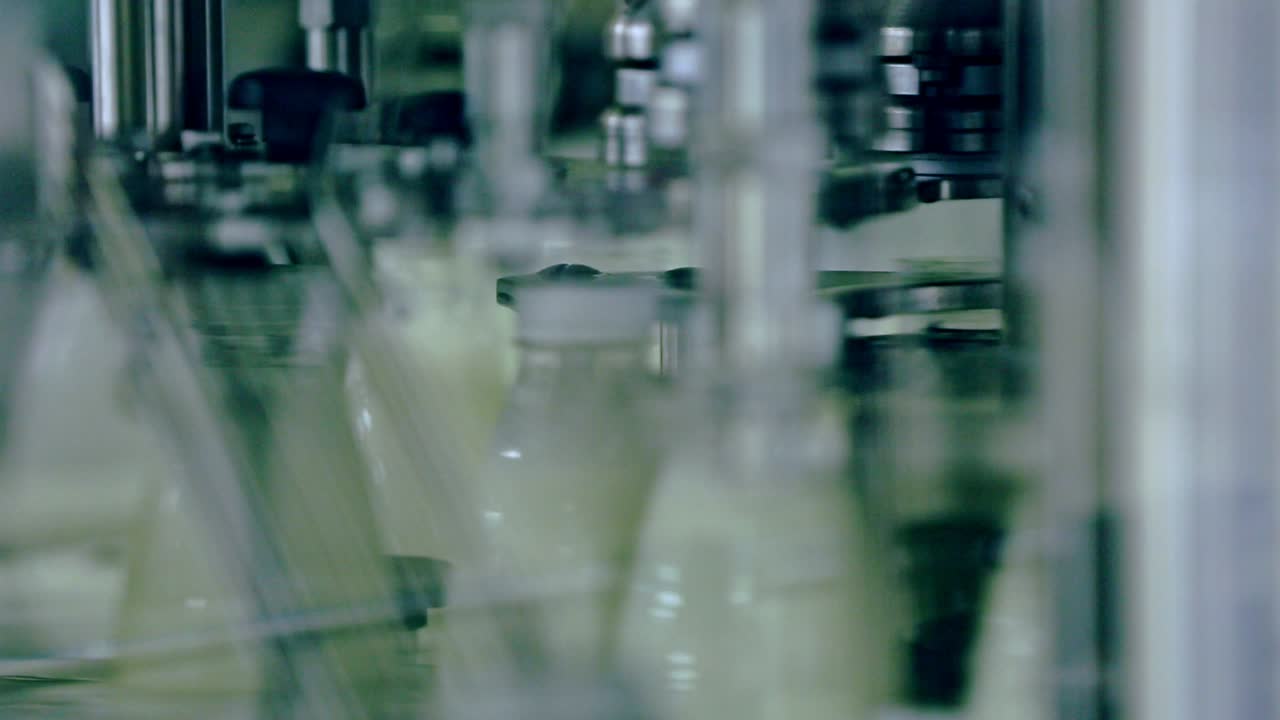 leche de vaca en botellas de plástico en una cinta transportadora. industria láctea. fábrica de leche