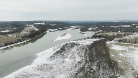 Orilla-Congelada-Del-Río-Blanco-Con-Paisaje-De-Campo-Durante-El-Invierno-En-Arkansas,-Ee.uu.