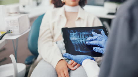el dentista examina las radiografías de los dientes del paciente