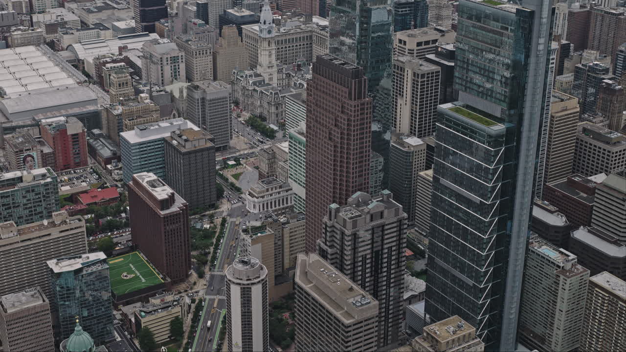 Højtliggende luftfoto (v149) af Philadelphia, Pennsylvania, fugleperspektiv overflyvning af Logan Square, der viser tætte skyskrabere i Center City indhyllet i tåge – Optaget med Inspire 3 8k – 29. september 2023.