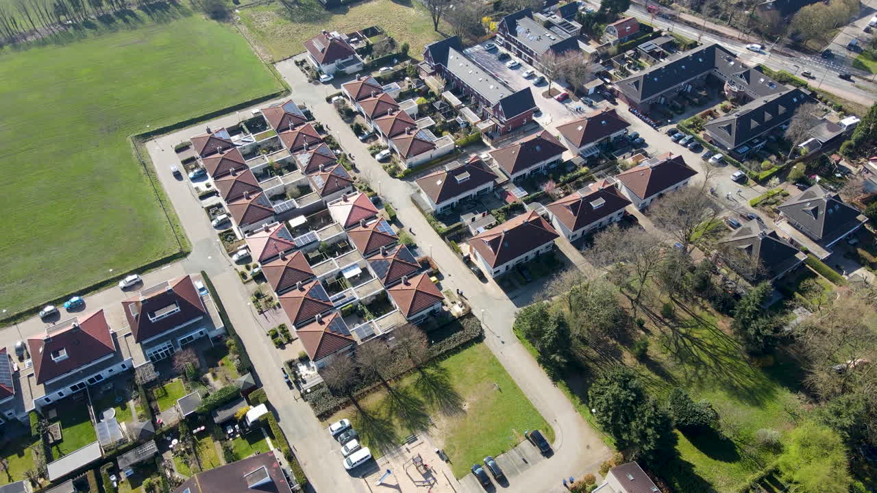Luftfoto af fredeligt forstadskvarter med grønne parker.