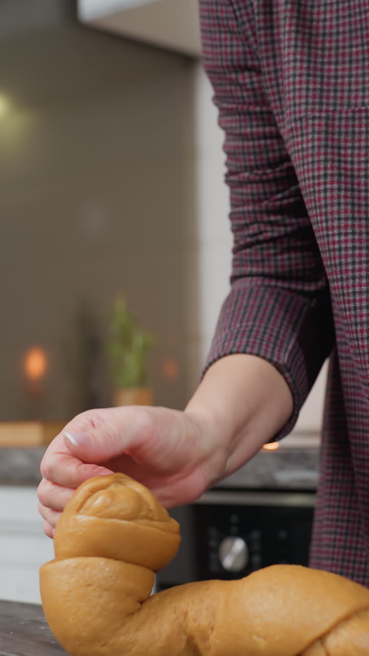 은 불을 배경으로 한 집에서 만든 을 준비하는 젊은 여성, 냉장고와 현대적인 주방 설정, 손과 에 초점을 맞추고 요리 과정에 종사합니다.