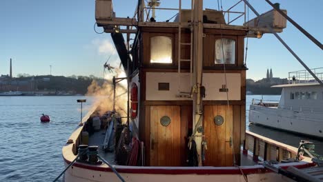 Barco-De-Madera-En-El-Muelle