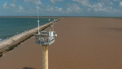 Vista-Aérea-De-Una-Torre-Meteorológica-En-El-Golfo-De-México-De-La-Costa-Del-Lago-Jackson,-Texas