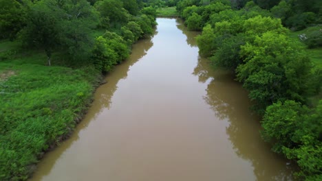 vuelo aéreo sobre el río colorado cerca de brownwood, texas