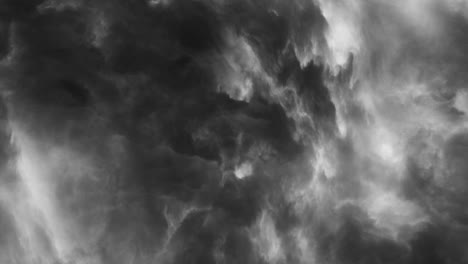 nubes oscuras en movimiento y tormentas eléctricas