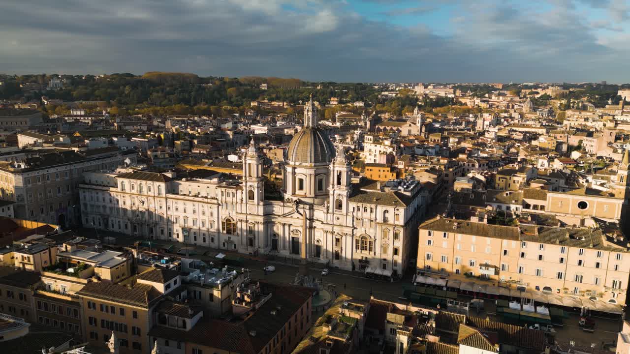 이탈리아 로마의 역사적인 광장인 piazza navona 위를 돌고 있는 드론