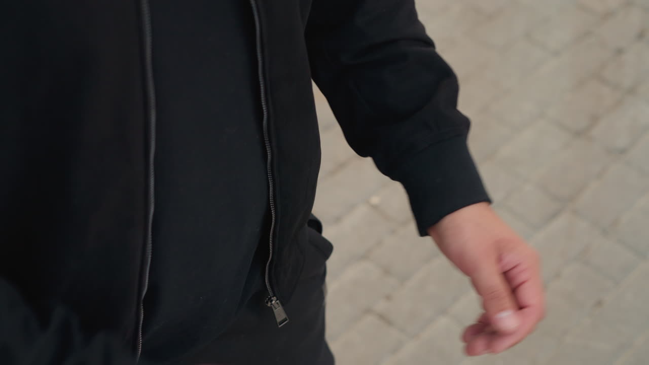 손목 스트레칭으로 조깅 준비하는 모습, 이른 아침 조깅 전에 집중적인 워밍업 루틴을 하는 러너, 해돋이 때 활기찬 조깅을 하기 전에 스트레칭 운동을 하는 야외 운동선수