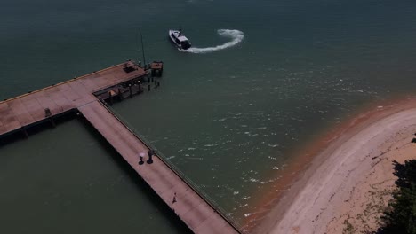 clip estático aéreo de un muelle en el remoto norte tropical de australia