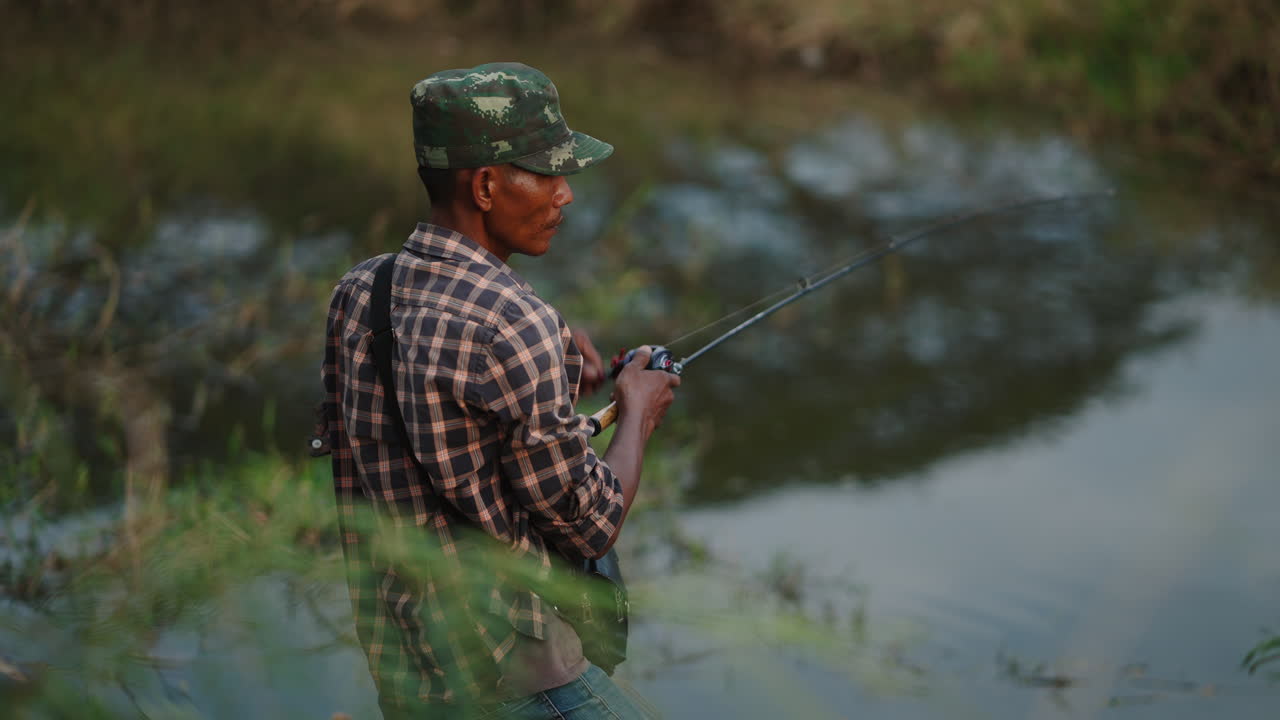 Pria memancing di sungai