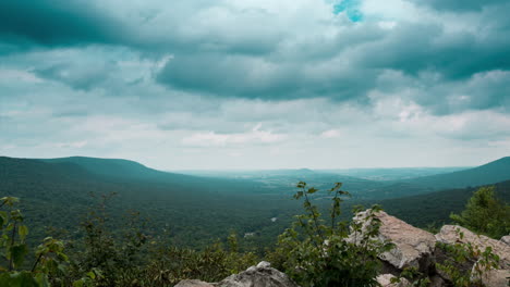 Ein-Zeitraffer-Von-Gewitterwolken-über-Der-Wildnis-Des-Wildschutzgebiets-Middle-Creek