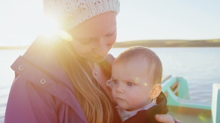 Mutter reist mit ihrem Baby auf einem Motorboot 4k