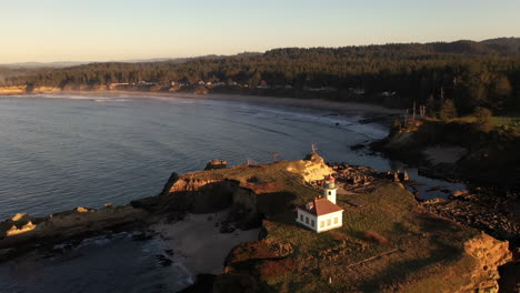 Faro-De-Cabo-Arago,-Costa-Sur-De-Oregon