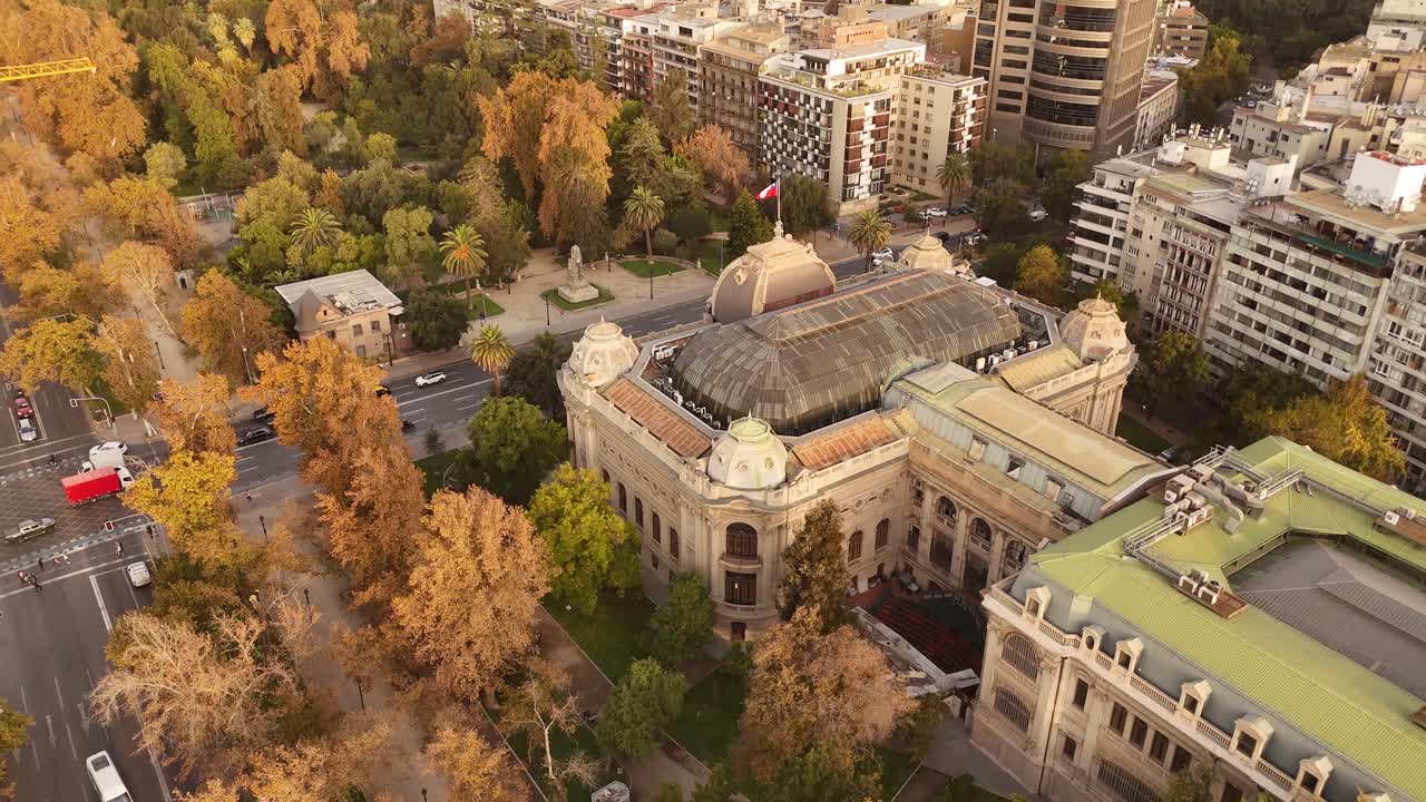 Smooth 4K 60fps orbit shot showcasing de Chile's National Museum of Fine Arts (Museo Nacional de Bellas Artes) against a stunning sunset cityscape.