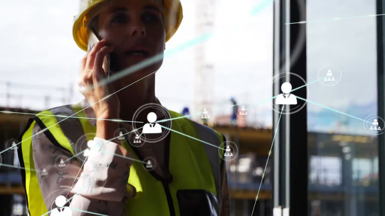 animación de la red de conexiones con las personas iconos sobre caucásica mujer arquitecto y teléfono inteligente