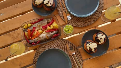 plato tradicional rumano de pescado y papanas