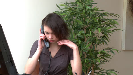 mujer irritada hablando por teléfono
