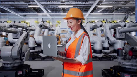 ingeniero que trabaja con robots en una fábrica
